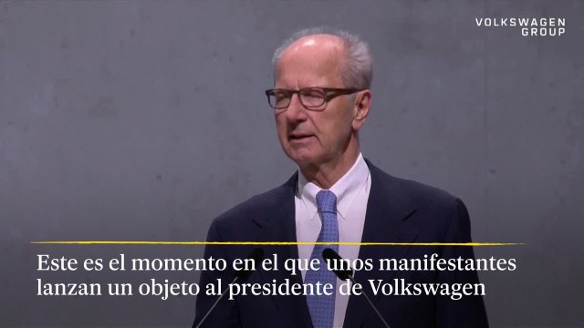 Activistas lanzan una tarta al presidente de Volkswagen