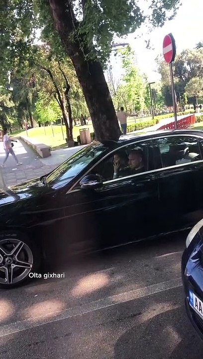 Olta Gixhari nuk fshihet më, shfaqet me Dorin në veturë luksoze