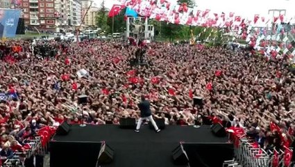 Rize'de miting alanı bir anda diskoya döndü, ortaya renkli görüntüler çıktı