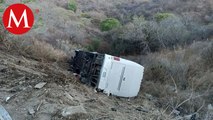 Camión de equipo infantil de futbol cae a barranco en autopista de Jalisco; hay un fallecido