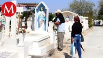 Ciudadanos visitan a sus madres en Panteón de Mezquitán en Guadalajara