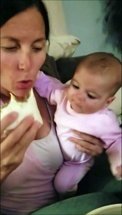 Ce bébé a vraiment envie de croquer dans le burrito