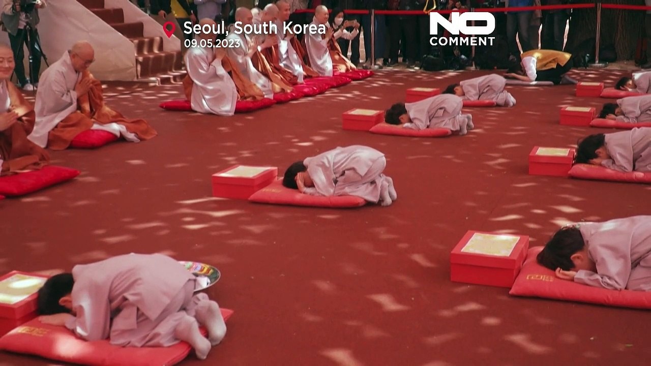 Mit geschorenem Kopf beginnt das Leben als Mönch