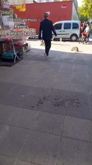 Kavgacı kirli ve kolundan tutup dükkana sokan sahibi