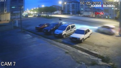 Konya'da kaldırımda yürüyen öğretmene otomobil çarptı! O anlar saniye saniye kamerada