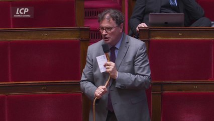 "C'est quoi ces symboles négociables ?", questionne Philippe Gosselin (LR) après la limitation de l'obligation de pavoisement des drapeaux européen et français aux communes de plus 1500 habitants