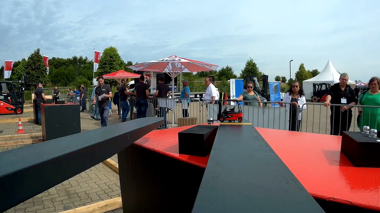 Big Forklift utilise un minuscule chariot élévateur avec une précision incroyable