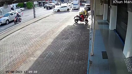 Le conducteur déchiquete en haut du camion