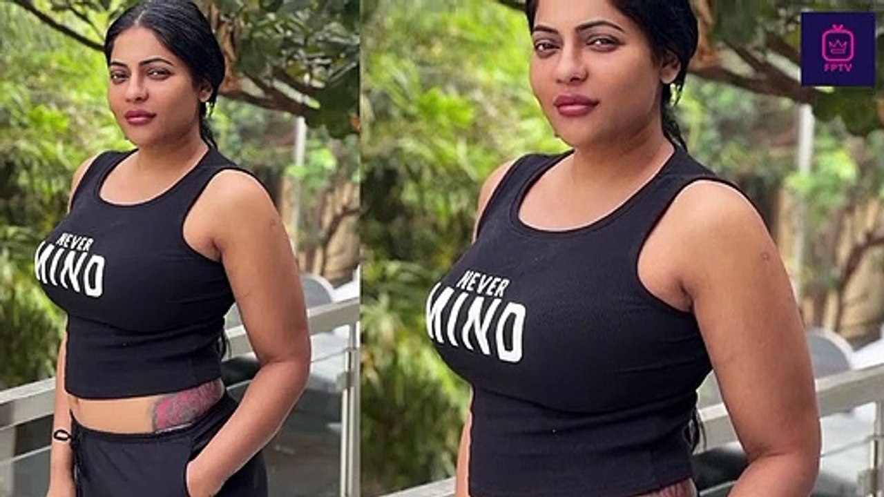Model Reshma In Tight Black Banyan