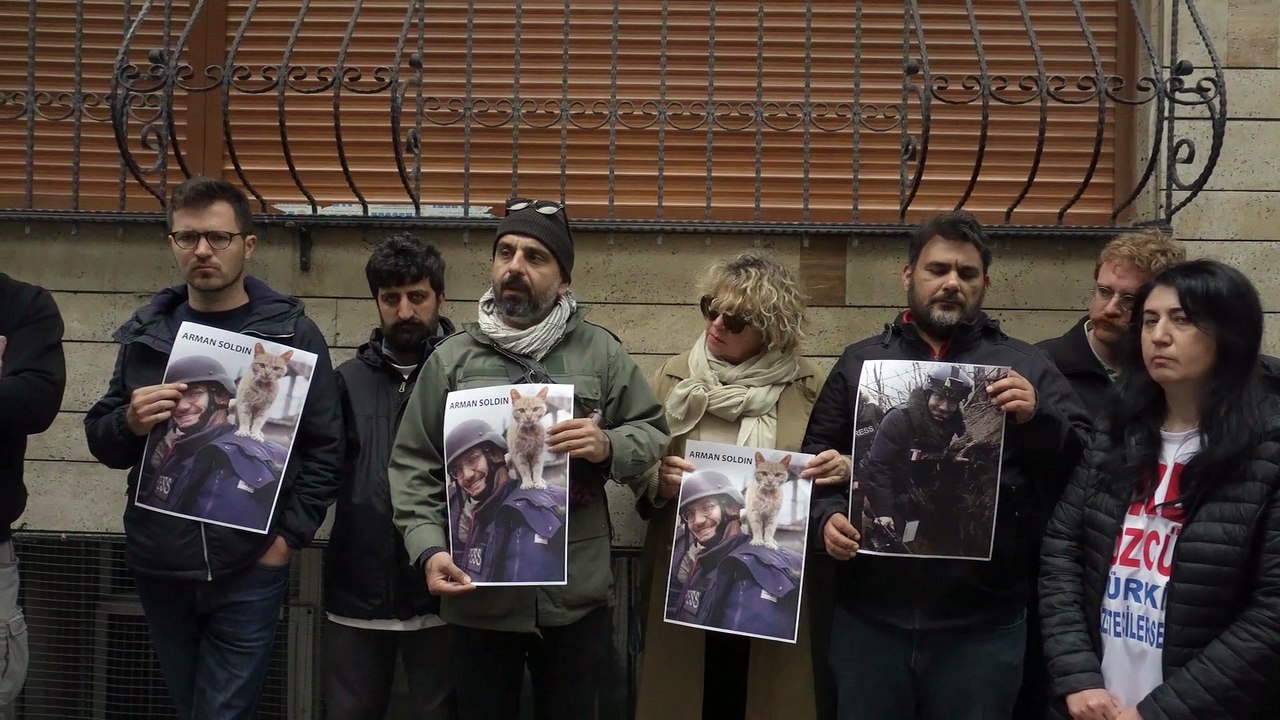 Grevdeki AFP çalışanları, Ukrayna'da hayatını kaybeden Arman'ı andı