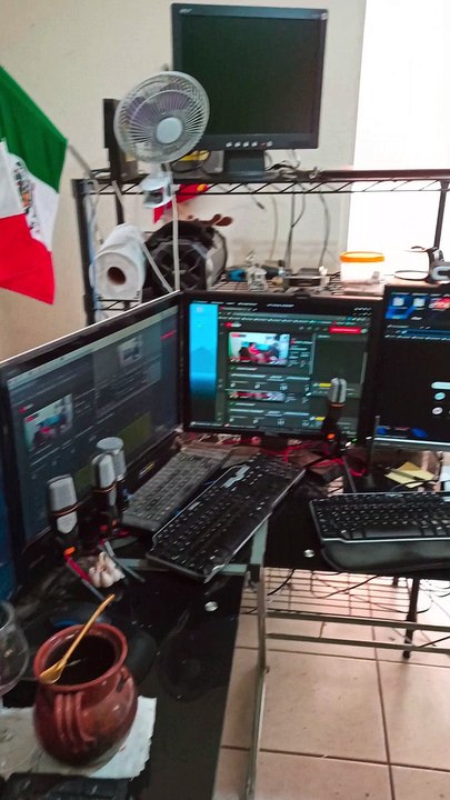 Trabajando en la oficina grabando algunos videos cortos para saludar a los seguidores pasandola muy bien