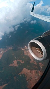 Volando en avion en un viaje de vacaciones de uruapan a tijuana exelente aventura