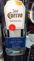 presentando una botella de tequila jose cuervo especial de agave azul ideal para relajarse