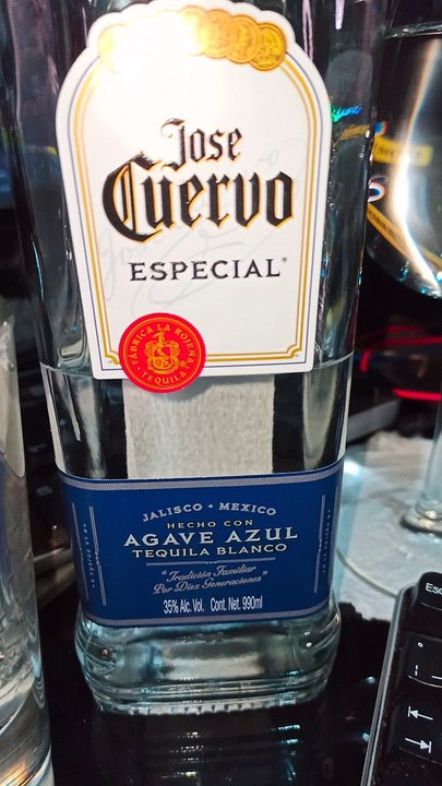 presentando una botella de tequila jose cuervo especial de agave azul ideal para relajarse