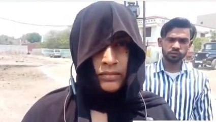 अलीगढ़: बुर्के की आड़ में हो रही फर्जी वोटिंग, महिला मतदाता ने लगाया आरोप