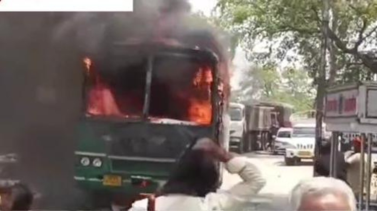 गोरखपुर: सरकारी रोडवेज बस में लगी आग, मची अफरा तफरी, बाल बाल बचे यात्री