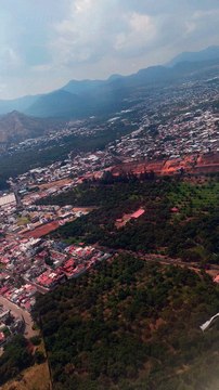 viaje de vacaciones volando en una avion despegando de el aeropuerto de uruapan michoacan mexico con destino a tijuana baja california mexico