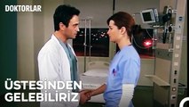 Ama Şimdi Bir Başka Renkle Bakıyor Gözlerin - Doktorlar
