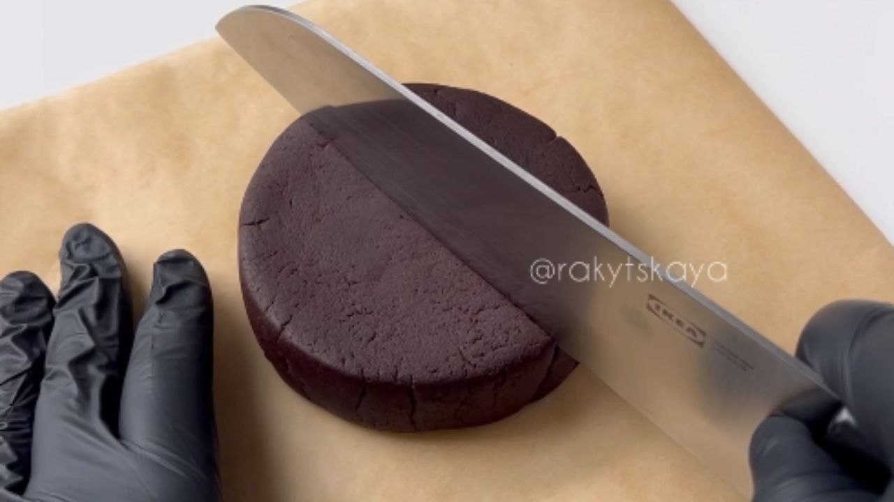 Woman makes delicious-looking and fun chocolate Hedgehog Cake pops *Easy Recipe*