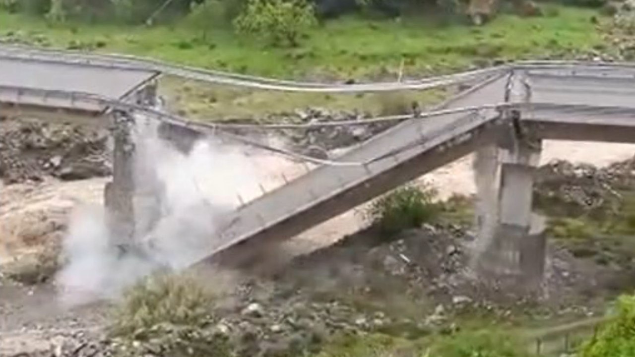 Nach nur sechs Jahren: Brücke stürzt durch Unwetter ein
