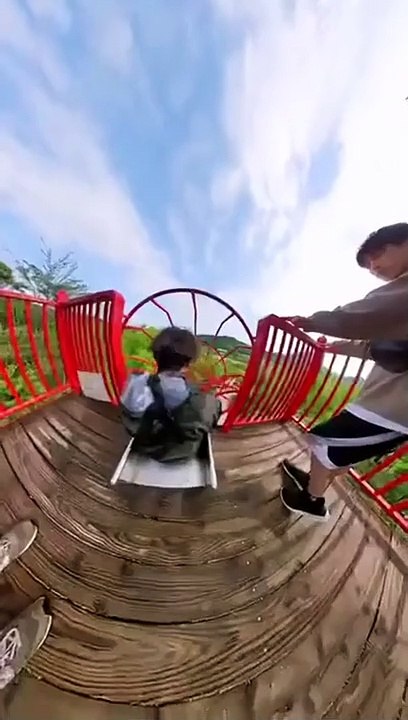 Il teste un toboggan extrême et passe un sale moment