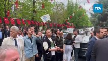 Memleket Partisi Genel Merkezi önünde Muharrem İnce'ye destek için toplanan bir grup sloganlar attı