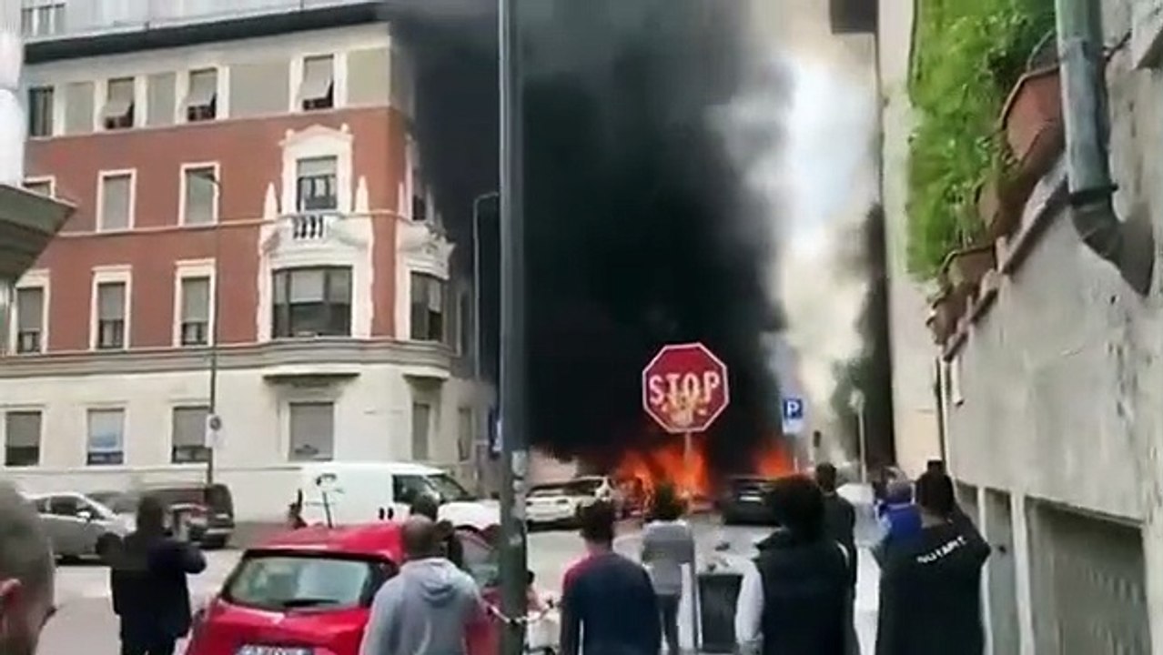 У центрі Мілана пролунав потужний вибух та спалахнула пожежа