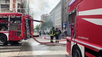 Esplosione in strada a Milano, auto in fiamme - Video