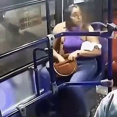Cette femme utilise la technique du faux téléphone face à un voleur dans le bus