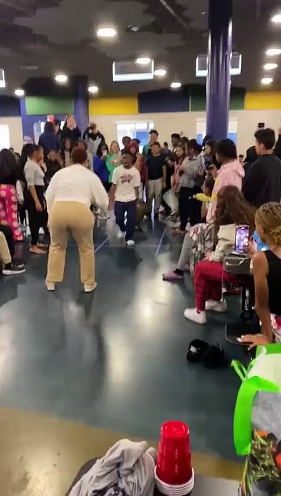 Aluno desafia professora para batalha de dança...