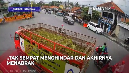 Rekaman CCTV Kakek Bersepeda Tertabrak Mobil Boks, Sopir Bawa Korban ke RS