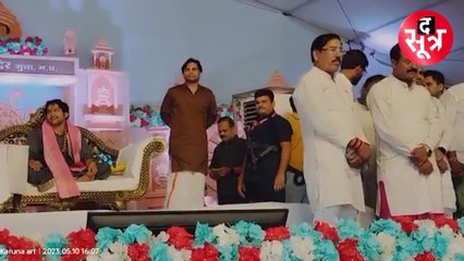 बागेश्वर धाम वाले धीरेंद्र शास्त्री के मंच पर भाषण दे रहे थे सिंधिया, फिर जो हुआ वो वायरल हो गया!