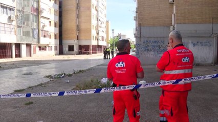 Video herunterladen: Detenido el varón atrincherado en una vivienda del Polígono Sur de Sevilla