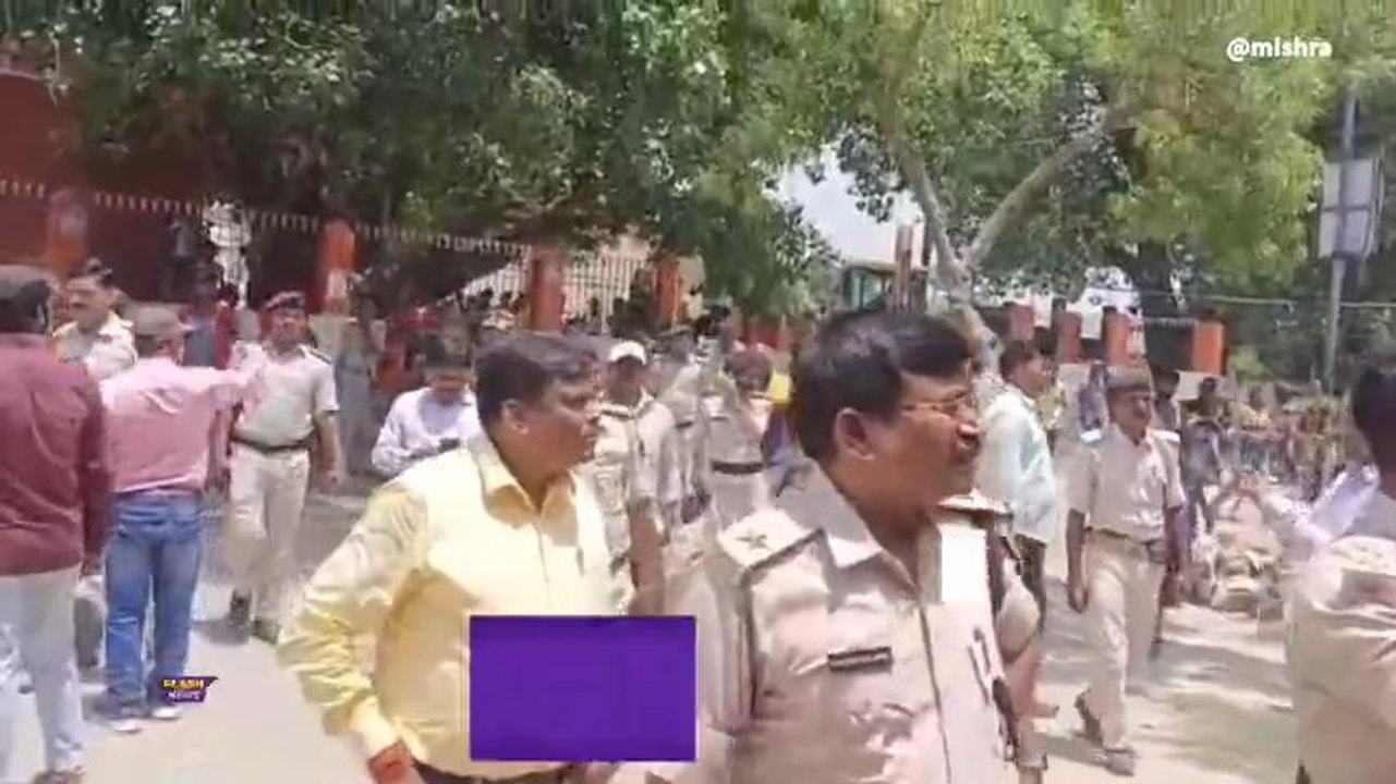 बेगुसराय: अतिक्रमणकारियों पर चला प्रशासन का बुलडोजर, भूमि को किया अतिक्रमण मुक्त