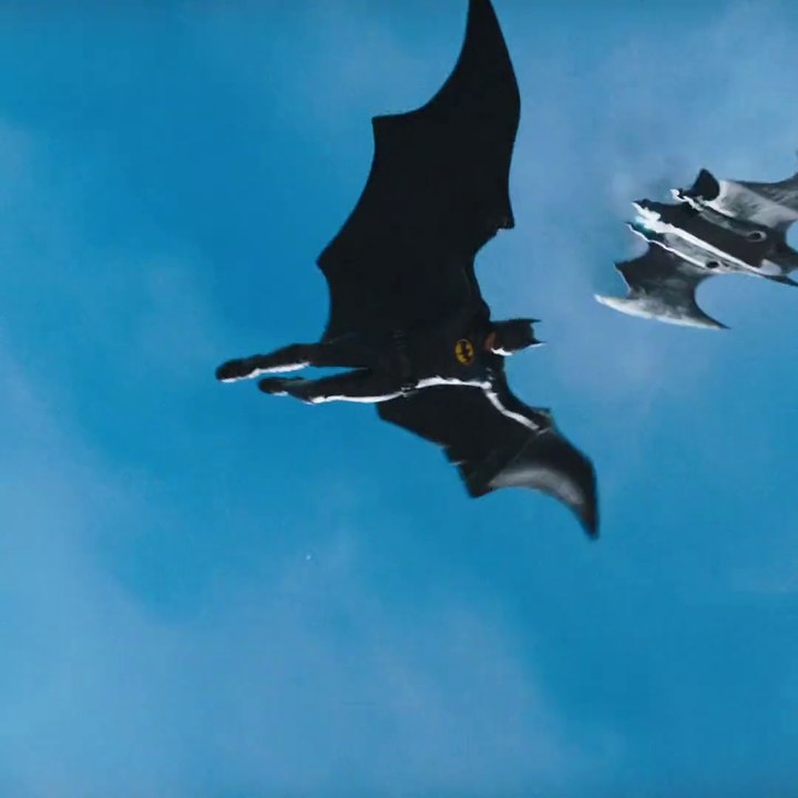 The Flash : le Batman de Michael Keaton ressort son Batwing dans un nouveau spot