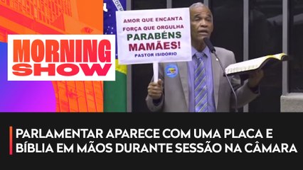 Deputado Pastor Sargento Isidório canta em homenagem ao Dia das Mães