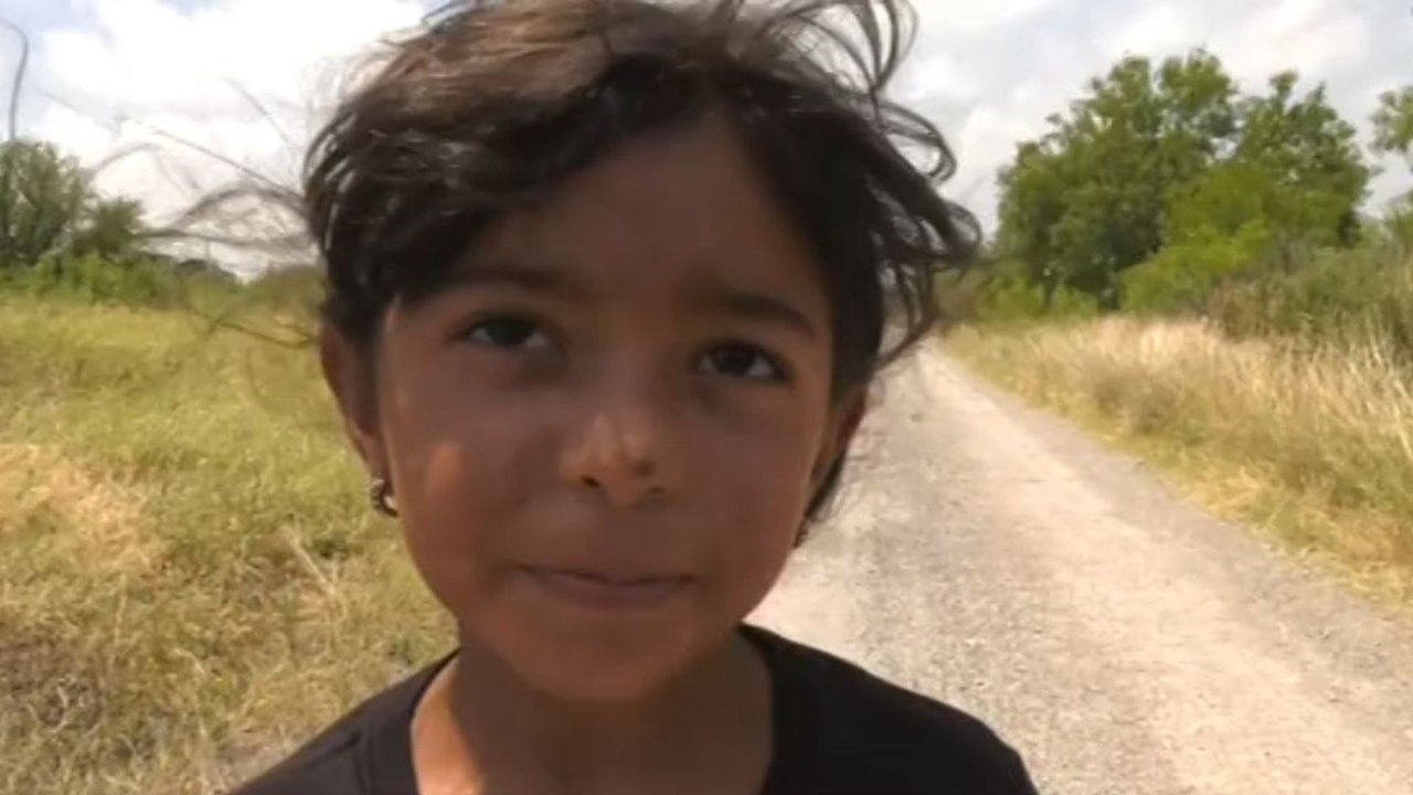 "Nuestro país está muy feo, quiero comer, descansar, y una mejor vida para mí y para mis papás": Karlianis, una niña venezolana que logró entrar a EE. UU.