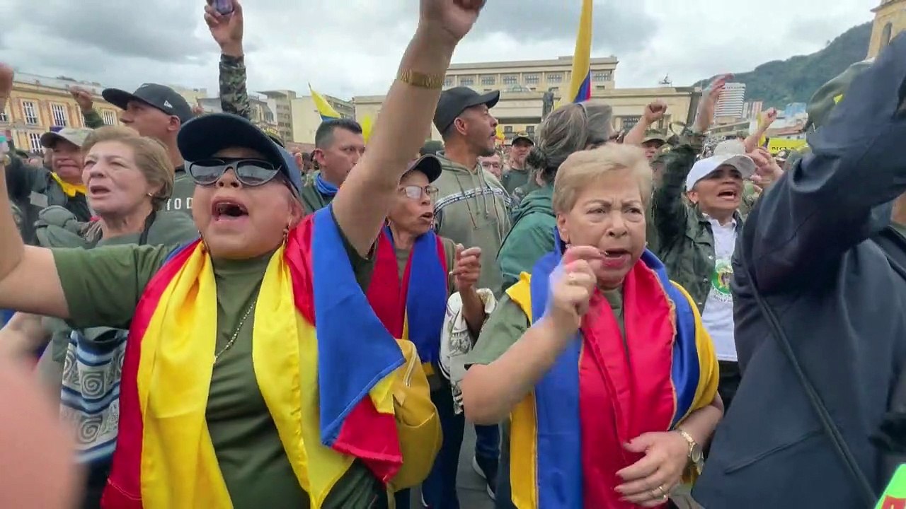 Cientos de exmilitares protestan en Colombia contra el gobierno de Petro