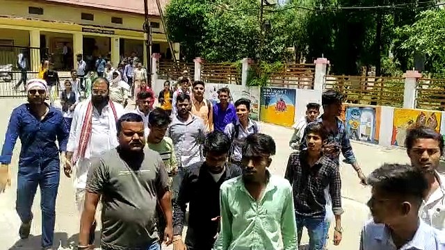 एनएसयूआई ने नर्मदा कॉलेज के बाहर किया प्रदर्शन, सौंपा ज्ञापन