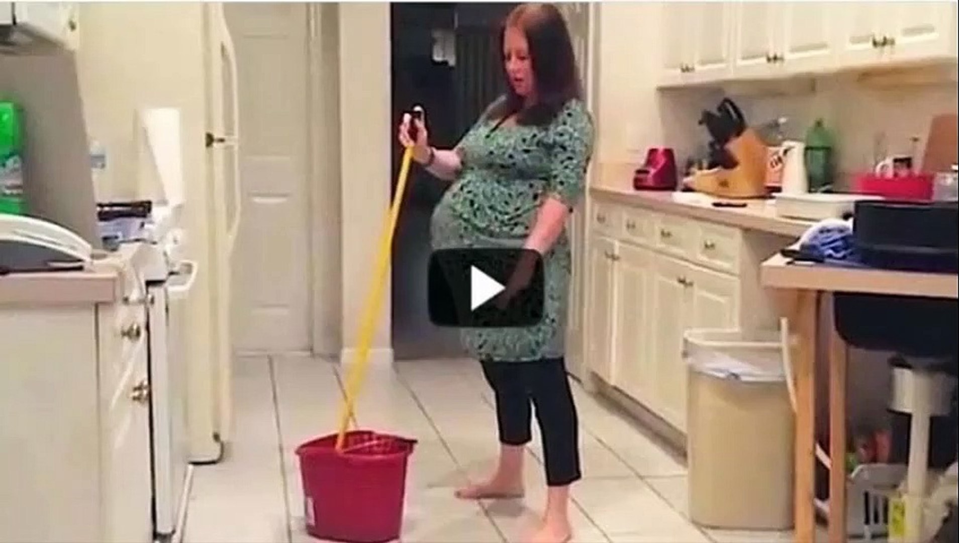 ⁣Este marido graba a escodidas a su mujer embarazada bailando en la cocina