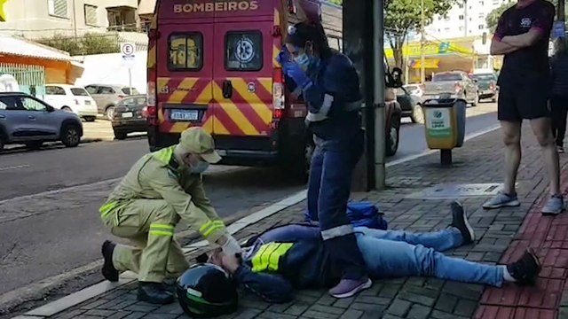 Motociclista fica ferido após colisão com caminhonete na Rua Paraná