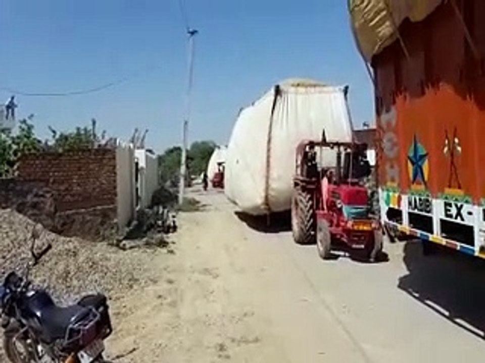 video: 15 घण्टे अवरुद्ध रहा समिधी-उनियारा मार्ग, क्षतिग्रस्त सड़क पर फंसी तुड़ी से भरी ट्रैक्टर-ट्रॉली