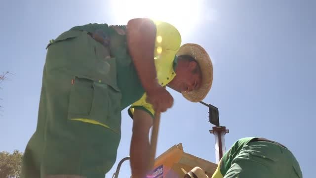 Obligación de proteger a los trabajadores al aire libre de fenómenos adversos como temperaturas extremas
