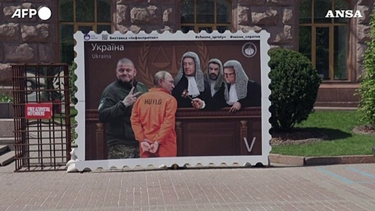 Kiev, Putin a processo in un'installazione artistica a forma di francobollo
