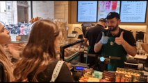 Starbucks apre a Roma: tutti in coda per il caffè della catena Usa