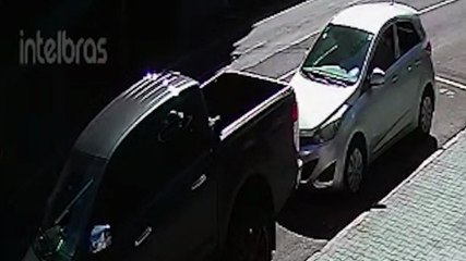 Câmera registra colisão entre moto e caminhonete na Rua Paraná