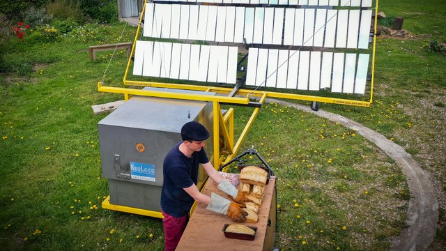 «120 kilos de pain par jour» : Arnaud Crétot, ce boulanger qui cuit son pain au soleil de Normandie
