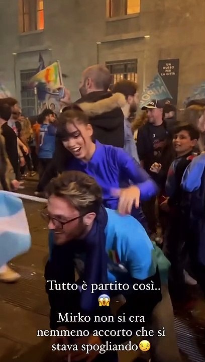 Emy Buono si spoglia in piazza per festeggiare lo scudetto del Napoli