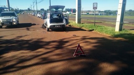 Palio e Uno se envolvem em acidente na marginal da BR-277