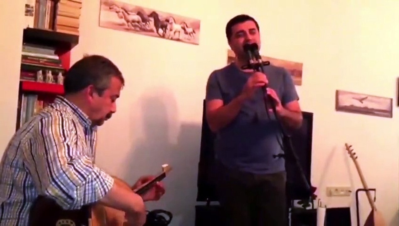 Sırrı Süreyya Önder çaldı, Selahattin Demirtaş söyledi; yıllar önceki görüntüleri gündem oldu